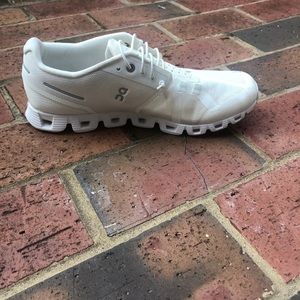 On Cloud: Tennis shoes